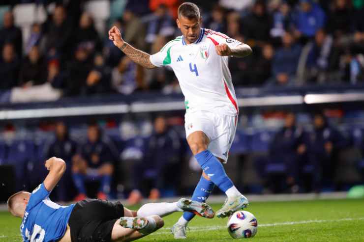 Leonardo Spinazzola del Napoli avanza palla al piede durante Italia-Israele, partita valida per le qualificazioni Mondiali 2025.