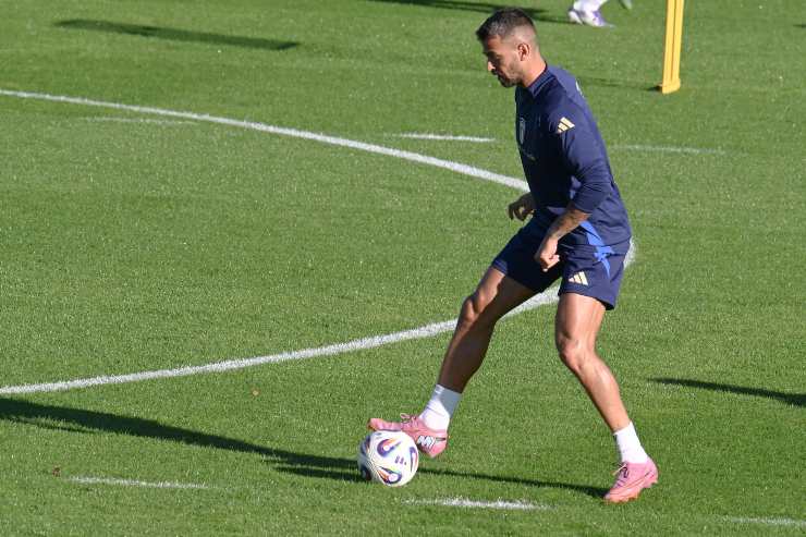 Leonardo Spinazzola si allena con la Nazionale Italiana a Coverciano durante la preparazione alle qualificazioni per i Mondiali 2026 sotto la guida di Gennaro Gattuso.