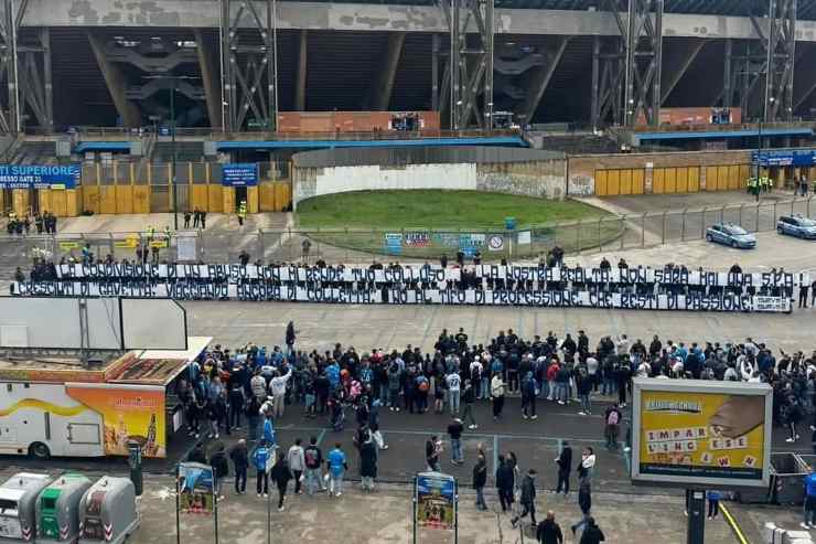Lo striscione di Curva A e Curva B