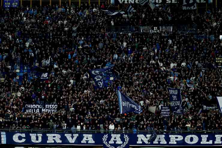 Tifosi del Napoli che assistono ad una gara di Champions League allo Stadio Diego Armando Maradona nel 2025, al centro delle polemiche