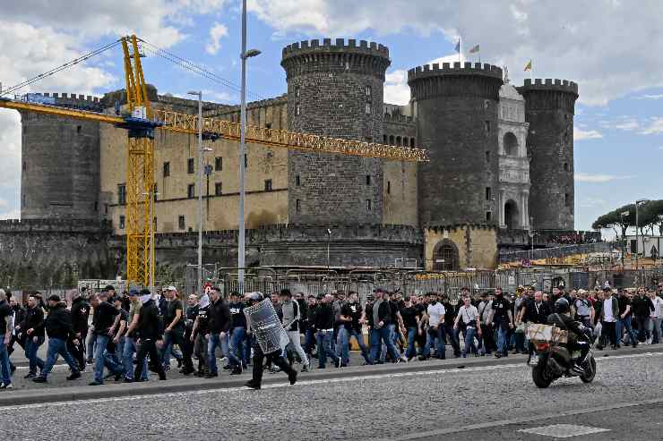 Corteo dei tifosi del Francoforte a Napoli con vista sul Maschio Angioino.