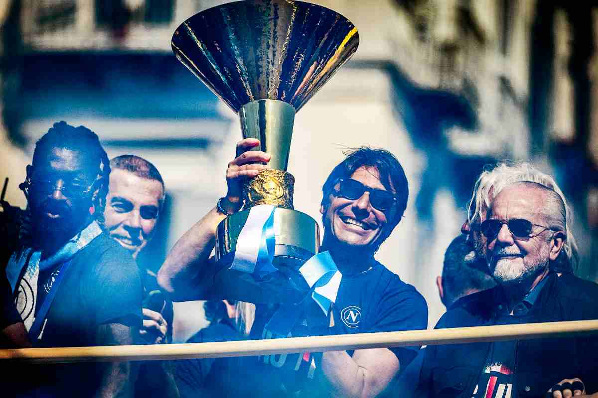 Conte con la coppa dello Scudetto
