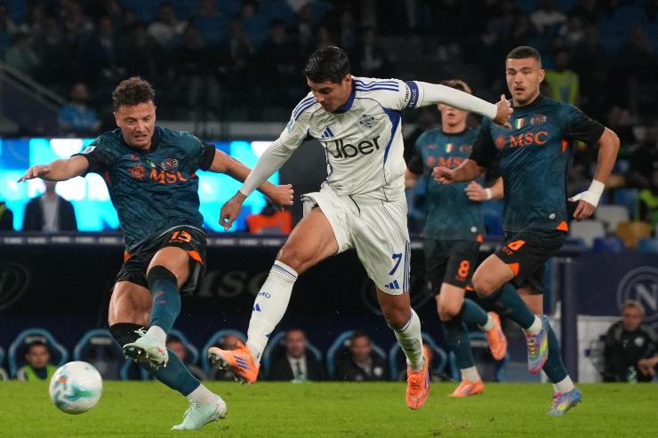 Amir Rrahmani e Alessandro Buongiorno affrontano Alvaro Morata nel corso di Napoli-Como