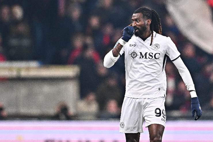 Anguissa del Napoli in maglia bianca durante una partita di Serie A 2024, mentre porta la mano al volto e guarda verso la tribuna.