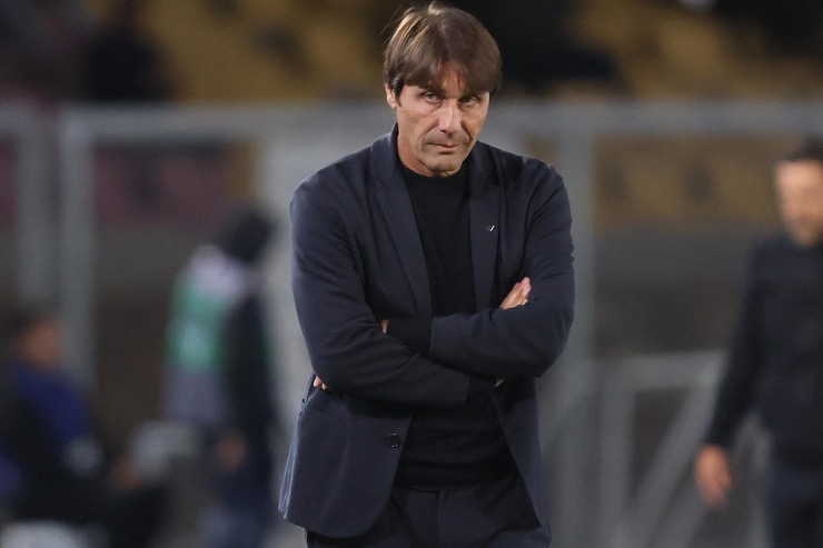 Antonio Conte in campo nella gara di Serie A 2025 contro il Lecce