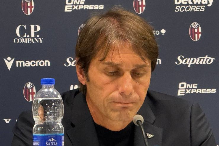 Antonio Conte, allenatore del Napoli, visibilmente deluso in conferenza stampa dopo Bologna-Napoli di Serie A 2025.