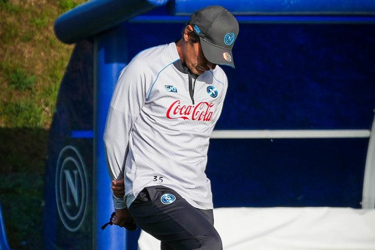 Antonio Conte durante un allenamento del Napoli nella stagione 2025, mentre controlla il pallone sul campo di Castel Volturno.