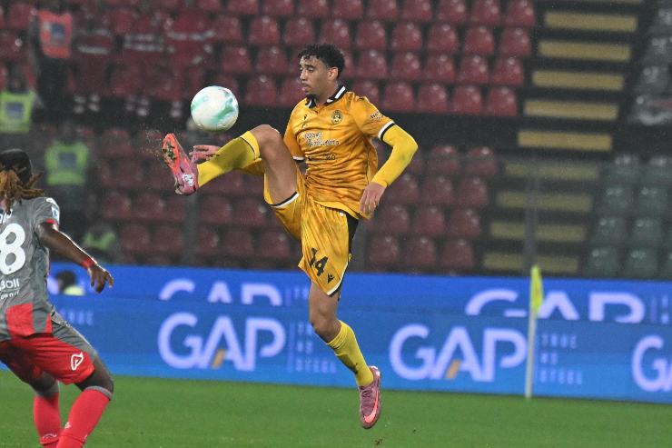 Arthur Atta in campo con l'Udinese durante una partita di campionato