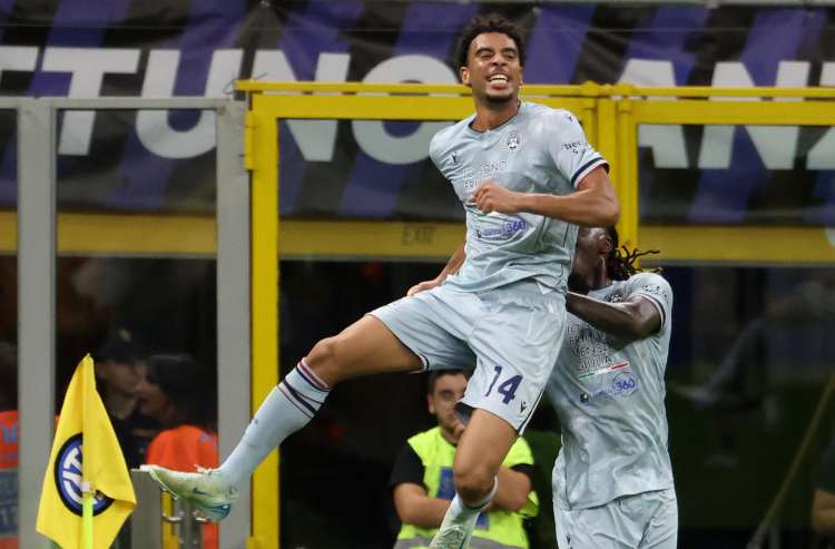 Arthur Atta esulta dopo un gol con la maglia dell’Udinese in una partita di Serie A contro l’Inter