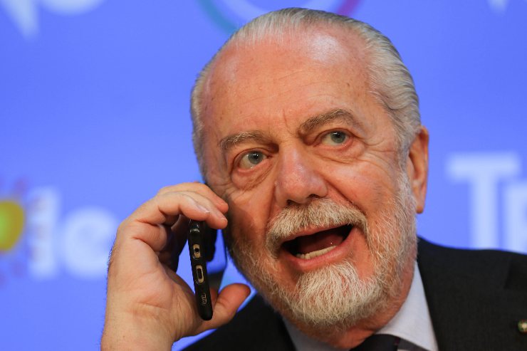Aurelio De Laurentiis al telefono durante un confronto sul futuro del Napoli, stagione 2025