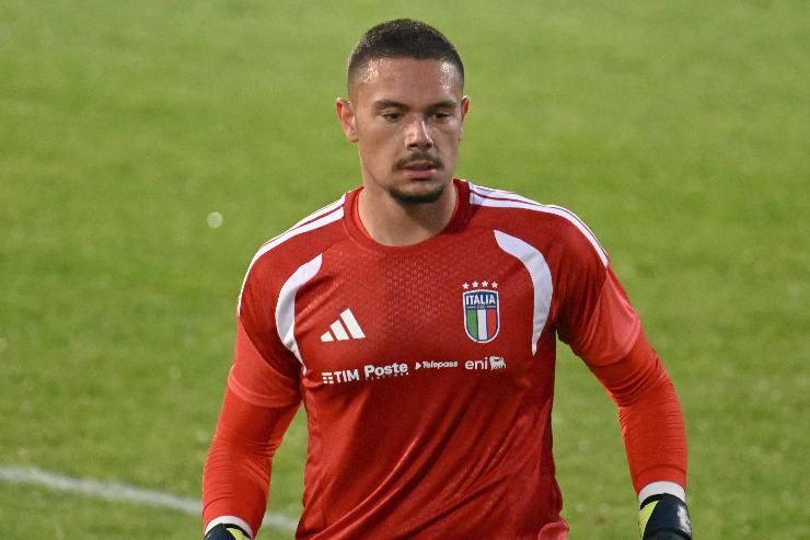 Elia Caprile durante un allenamento con la Nazionale italiana