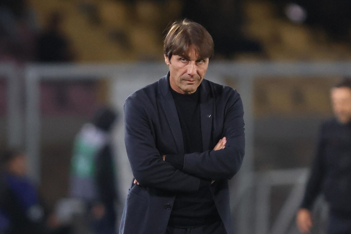 Antonio Conte con una faccia perplessa in panchina