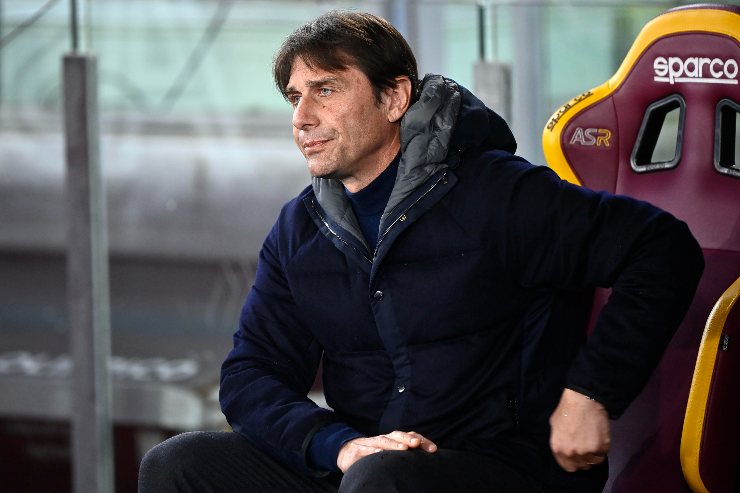 Conte in panchina durante Roma-Napoli