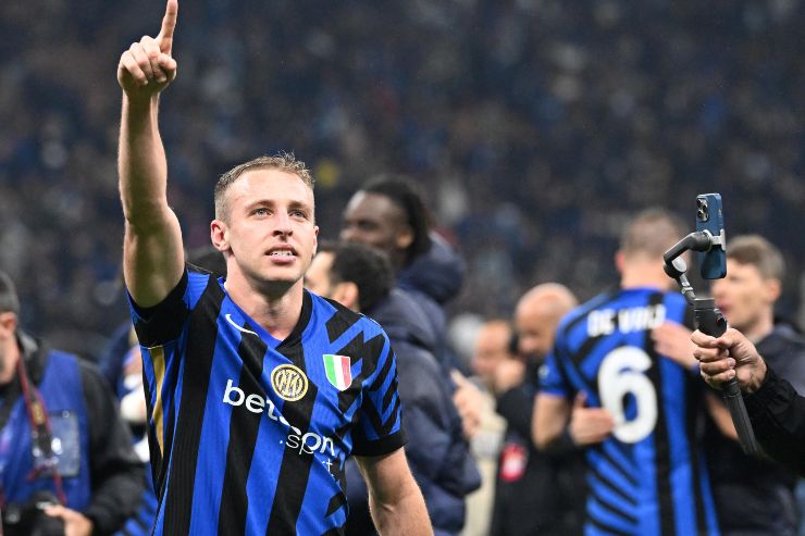 Davide Frattesi, centrocampista dell'Inter, festeggia dopo la vittoria in semifinale di Champions League contro il Barcellona