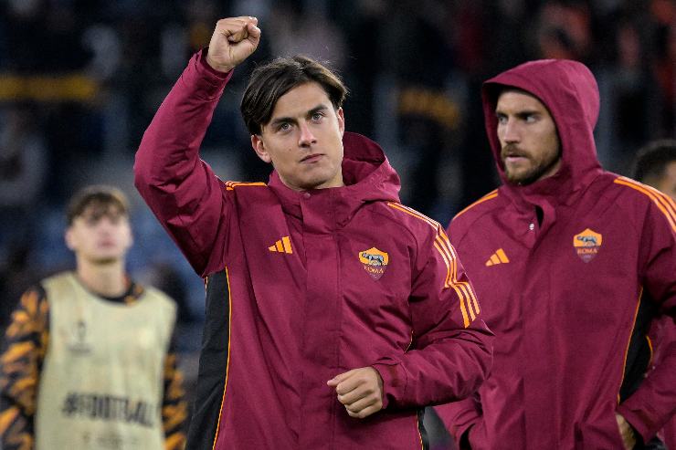 Paulo Dybala esulta dopo la vittoria della Roma in Europa League contro il Midtjylland