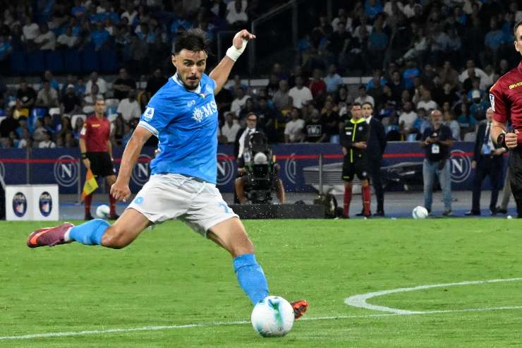 Elmas tenta il tiro contro il Pisa