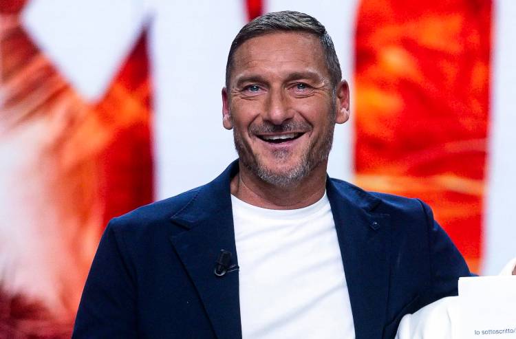 Francesco Totti sorride ricordando il suo passato a Ballando con le stelle