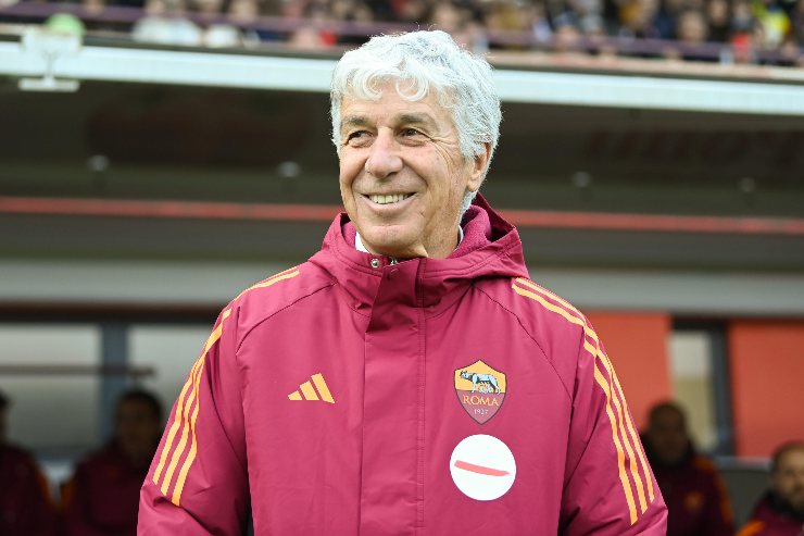 Gian Piero Gasperini sorridente in panchina con la Roma durante una partita di campionato allo stadio Giovanni Zini