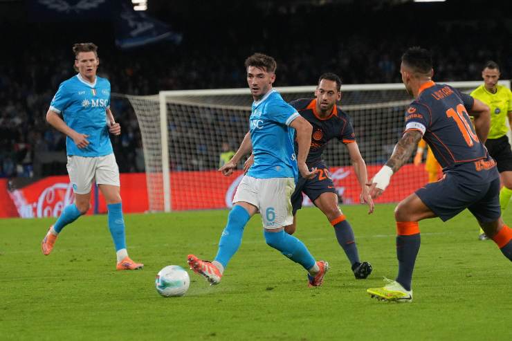 Gilmour tenta un passaggio contro l'Inter 