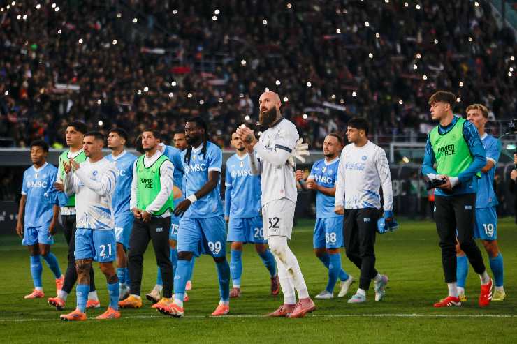 I giocatori del Napoli delusi dopo una sconfitta in una partita di campionato allo stadio Renato Dall'Ara