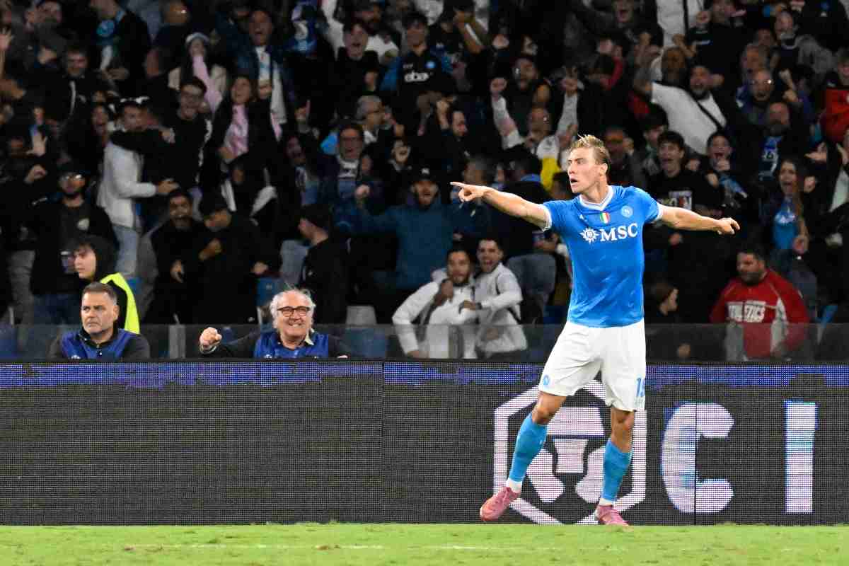 Napoli, Hojlund ha deluso: pioggia di critiche per il bomber danese Napoli, Hojlund ha deluso: pioggia di critiche per il bomber danese