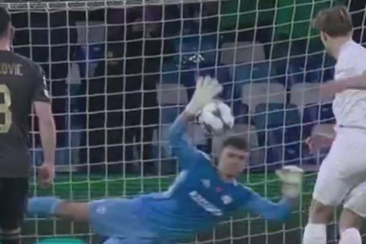 Napoli Qarabag, Hojlund si fa ipnotizzare dal dischetto: i tifosi pensano a De Bruyne Napoli Qarabag, Hojlund si fa ipnotizzare dal dischetto: i tifosi pensano a De Bruyne