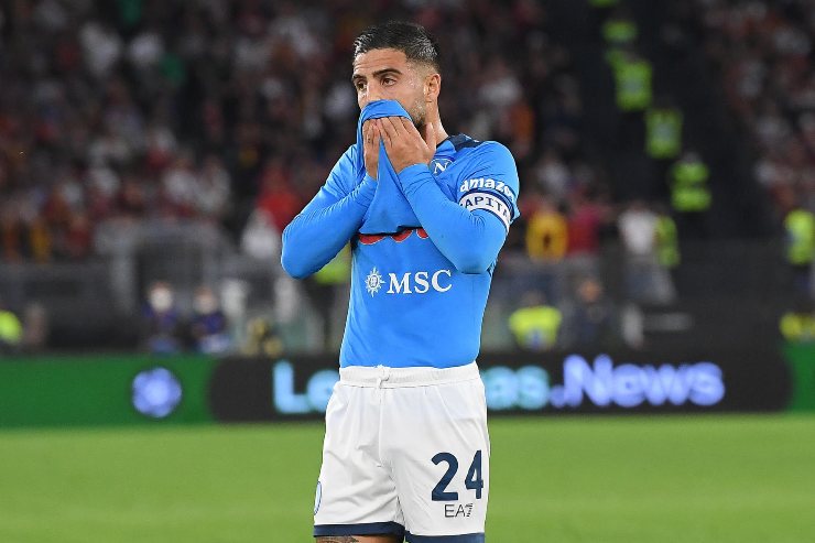 Insigne con la maglietta davanti alla bocca