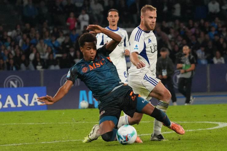 Difesa del Napoli in azione durante Napoli-Como 2025, intervento decisivo su un attaccante avversario nella gara di Serie A al Maradona.