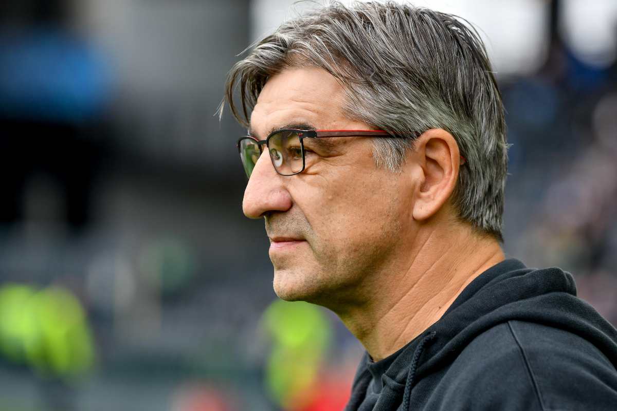 Ivan Juric, allenatore dell’Atalanta, osserva la partita dalla panchina durante la stagione di Serie A 2025.