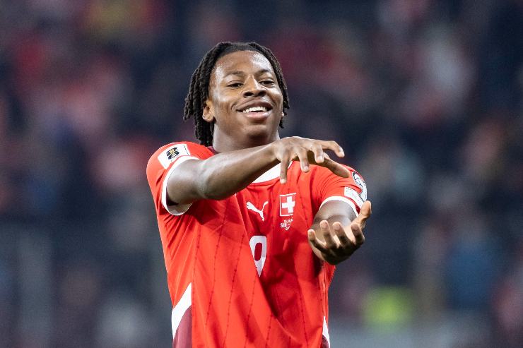 Johan Manzambi esulta dopo un gol con la maglia della Nazionale svizzera