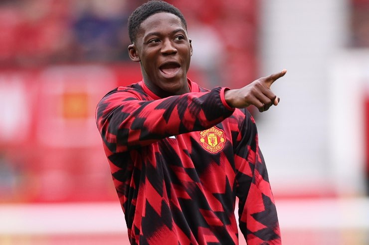 Kobbie Mainoo in maglia Manchester United per la gara di Premier League