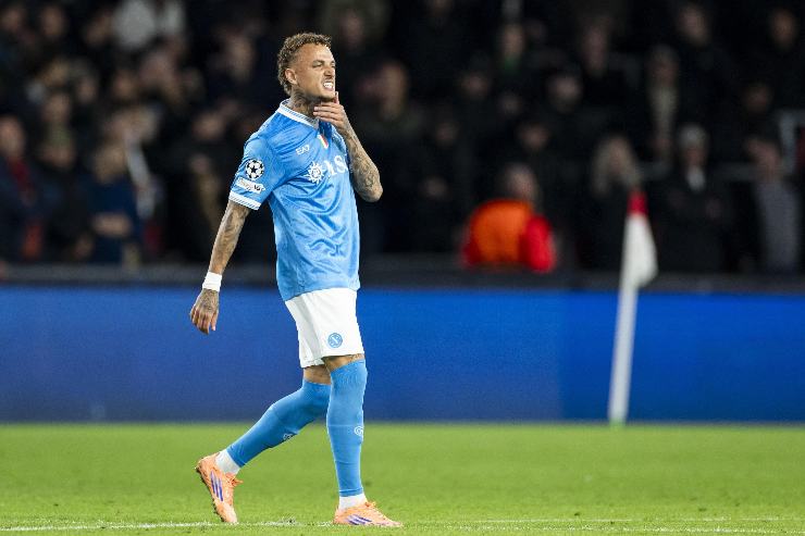 Noah Lang con una smorfia di sofferenza durante una partita di Champions League del Napoli