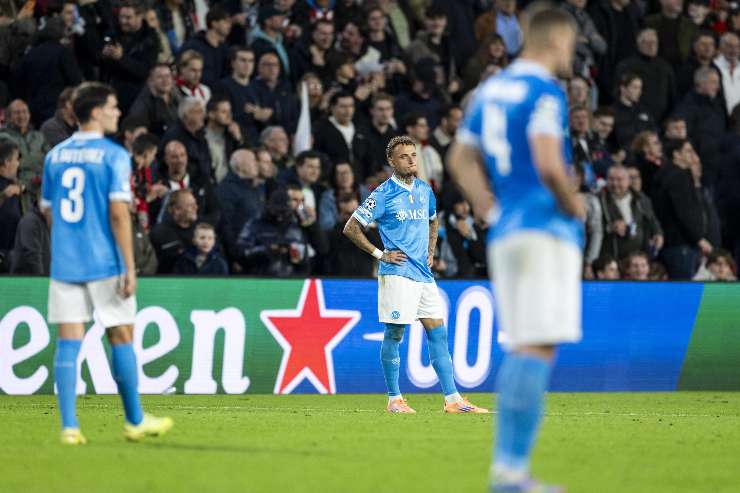 Lang in campo con i compagni del Napoli