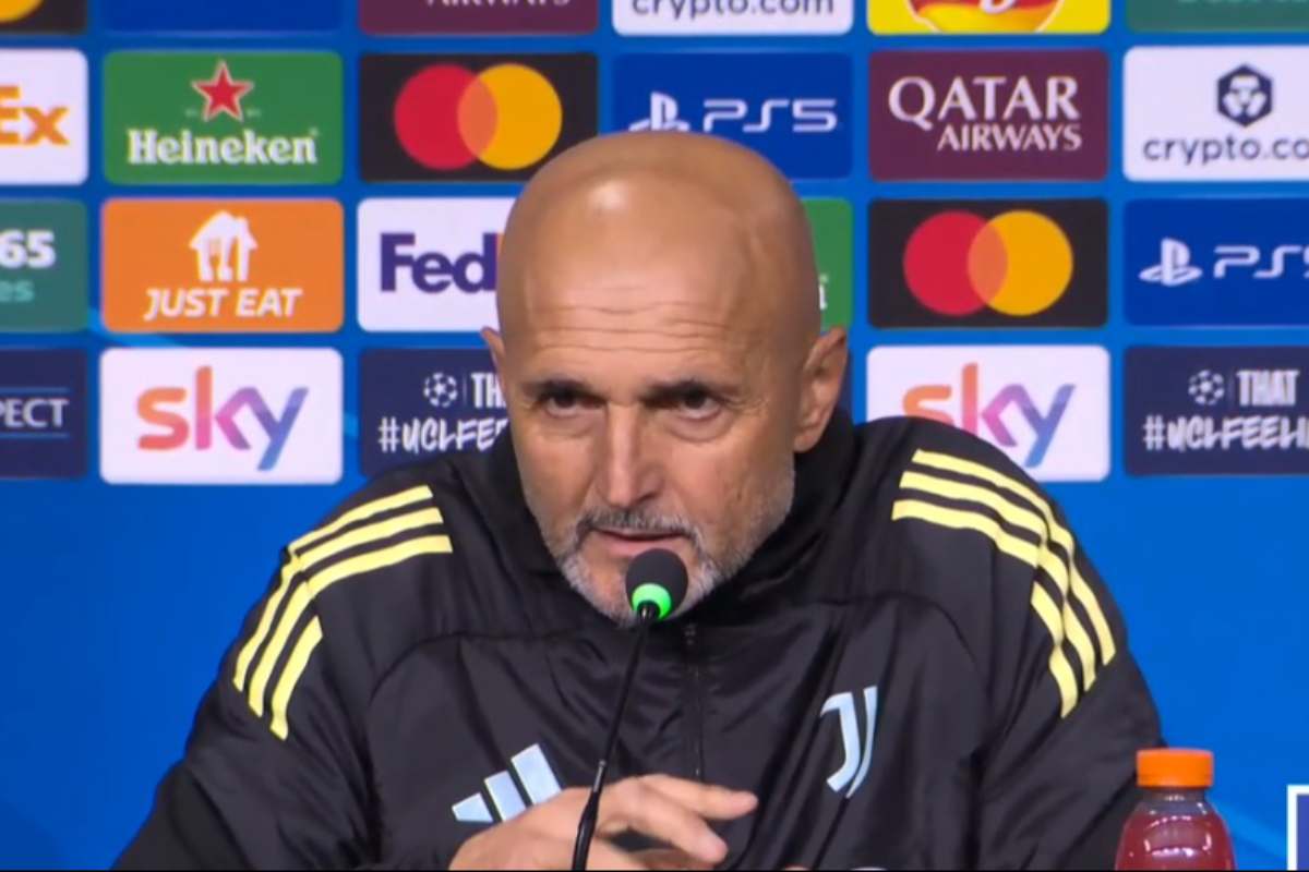 Luciano Spalletti in conferenza stampa con la maglia della Juventus prima della sfida di Champions League 2025.