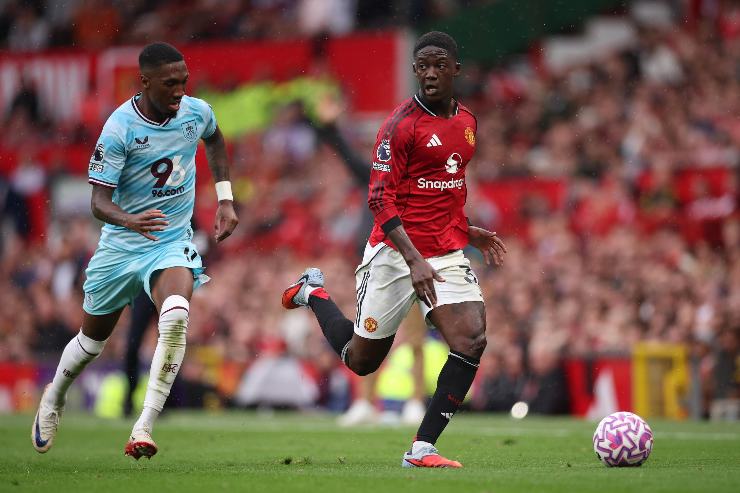 Mainoo in campo con la maglia del Manchester United