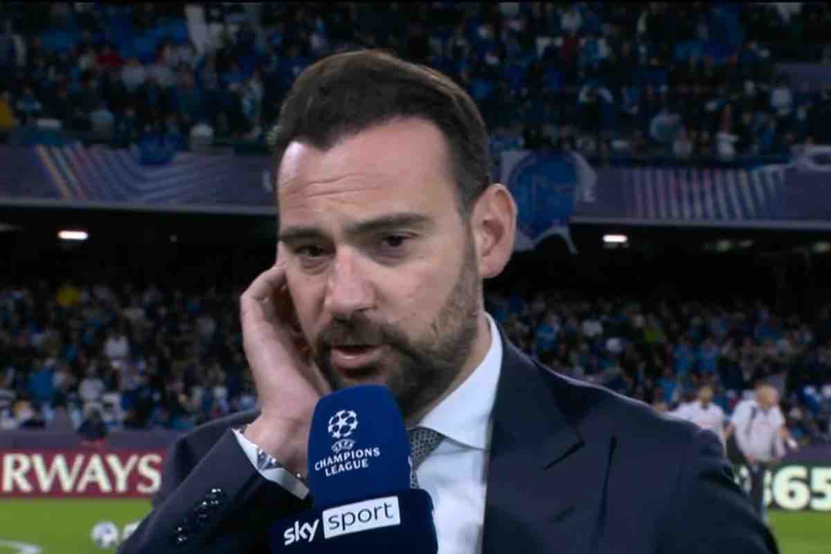 Giovanni Manna, direttore sportivo del Napoli, intervistato durante una partita di Champions League, con il microfono Sky Sport.