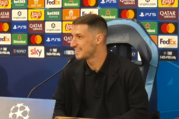Matteo Politano in conferenza stampa di presentazione della gara di Champions League contro l'Eintracht Francoforte