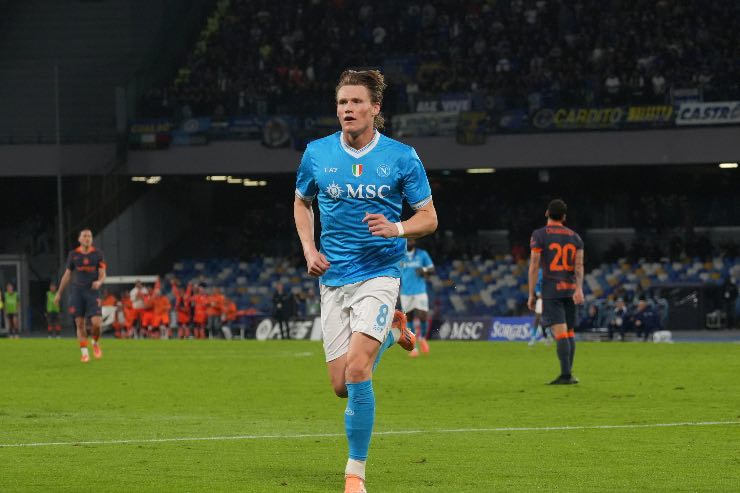 Napoli, McTominay esulta con la maglia azzurra 