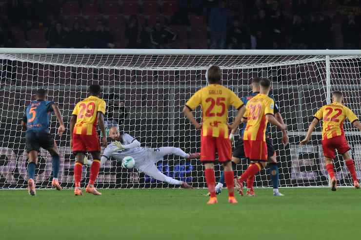 Milinkovic-Savic para il rigore a Camarda