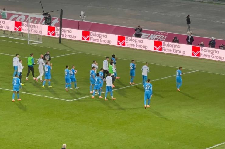 I giocatori del Napoli vanno sotto il settore ospiti dopo il K.O. contro il Bologna