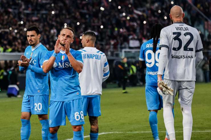 Alcuni giocatori del Napoli applaudono a fine partita