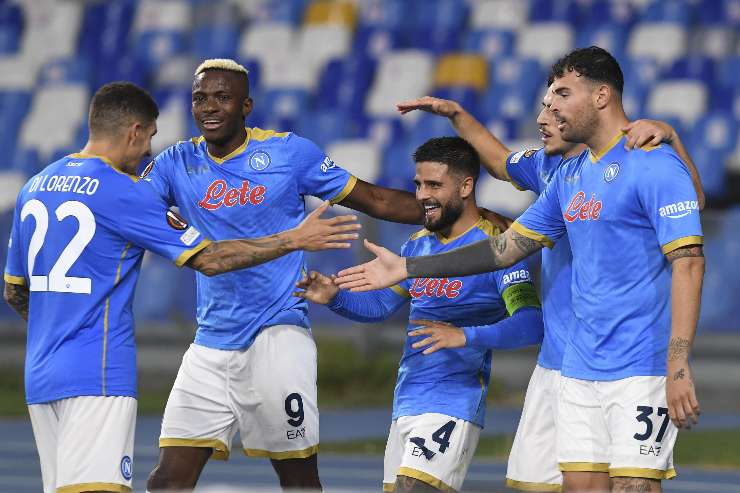 I calciatori del Napoli esultano dopo il gol di Insigne al Legia Varsavia nel 2021