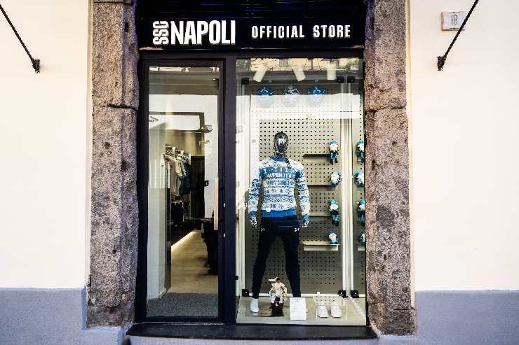 Sorpresa per i tifosi del Napoli: riaperto lo store di via Calabritto con un nuovo look