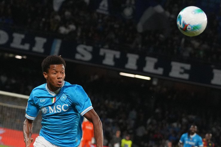 Neres insegue il pallone