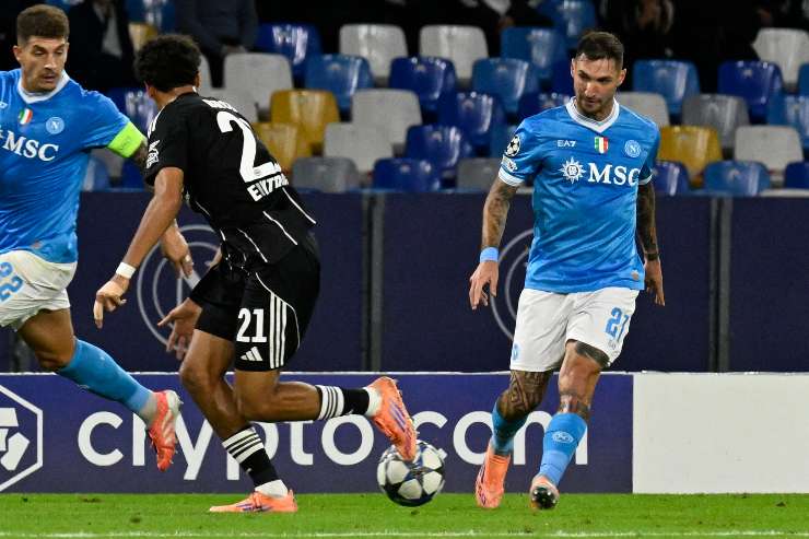 Politano in azione contro l'Eintracht