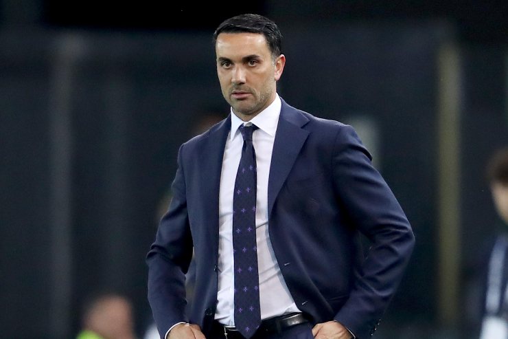 Raffaele Palladino, allenatore italiano, a bordo campo durante una partita di Serie A 2025.