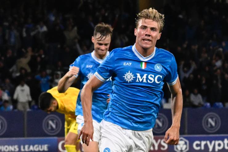 Rasmus Hojlund esulta contro lo Sporting