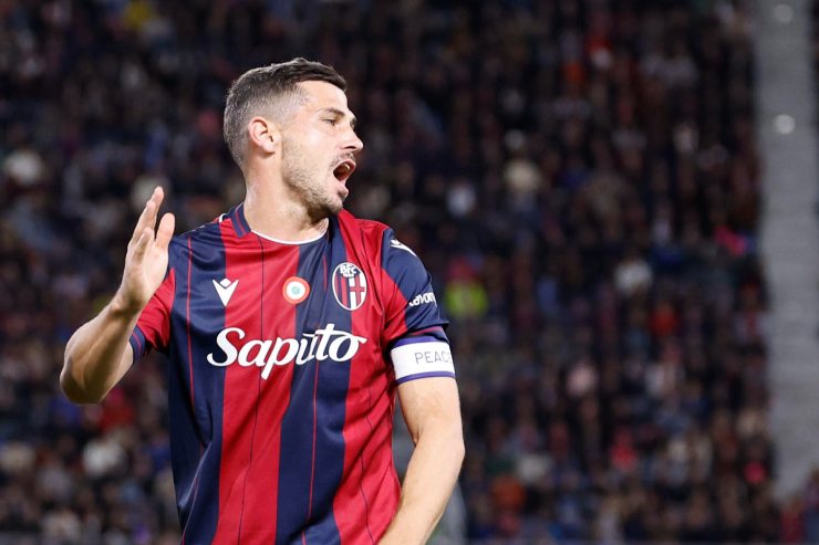 Remo Freuler in campo con la maglia del Bologna durante una partita di campionato allo stadio Renato Dall'Ara