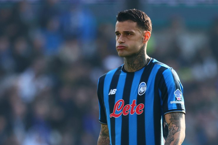 Gianluca Scamacca sbuffa durante una partita di campionato dell'Atalanta