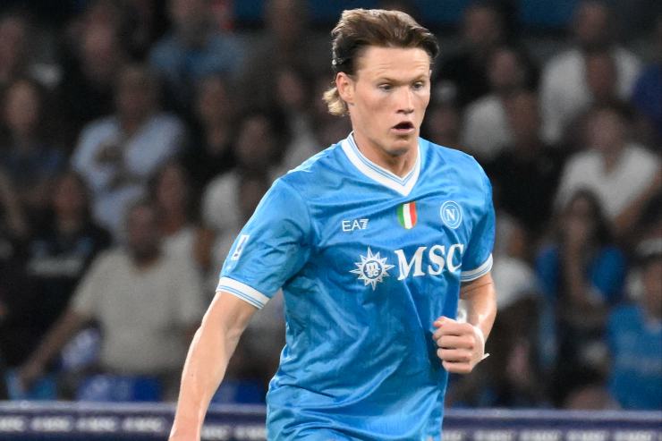 Scott McTominay in azione con la maglia del Napoli durante una partita di campionato allo stadio Diego Armando Maradona
